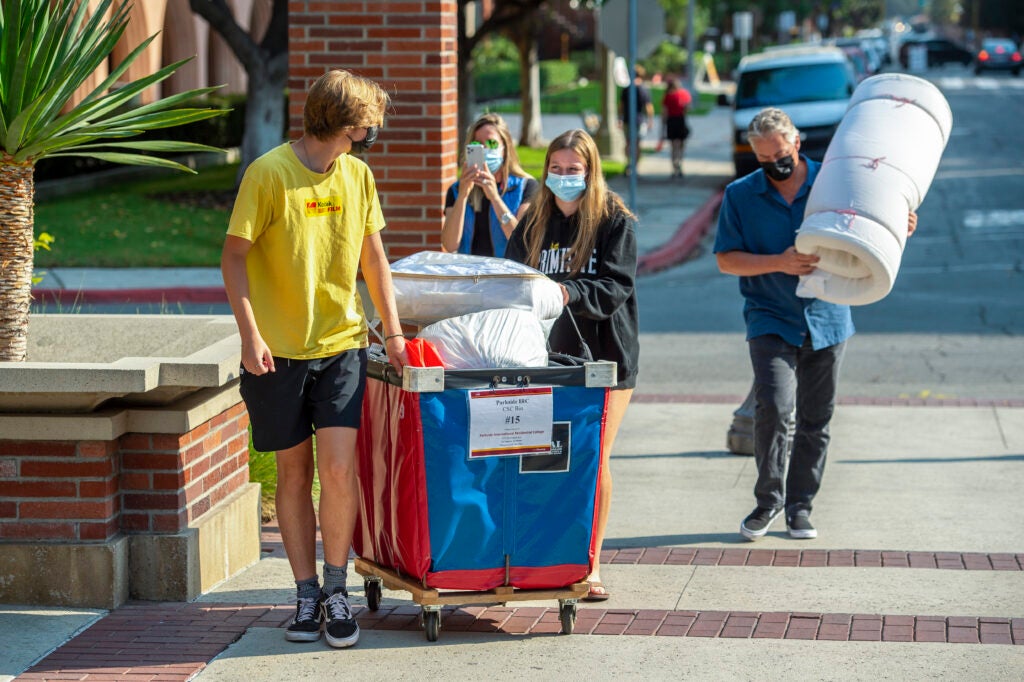 Parents move in their USC student during Move-In Week