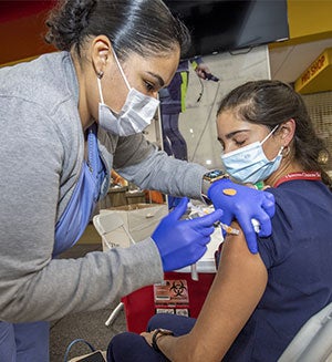 USC Keck nurse inoculates a patient