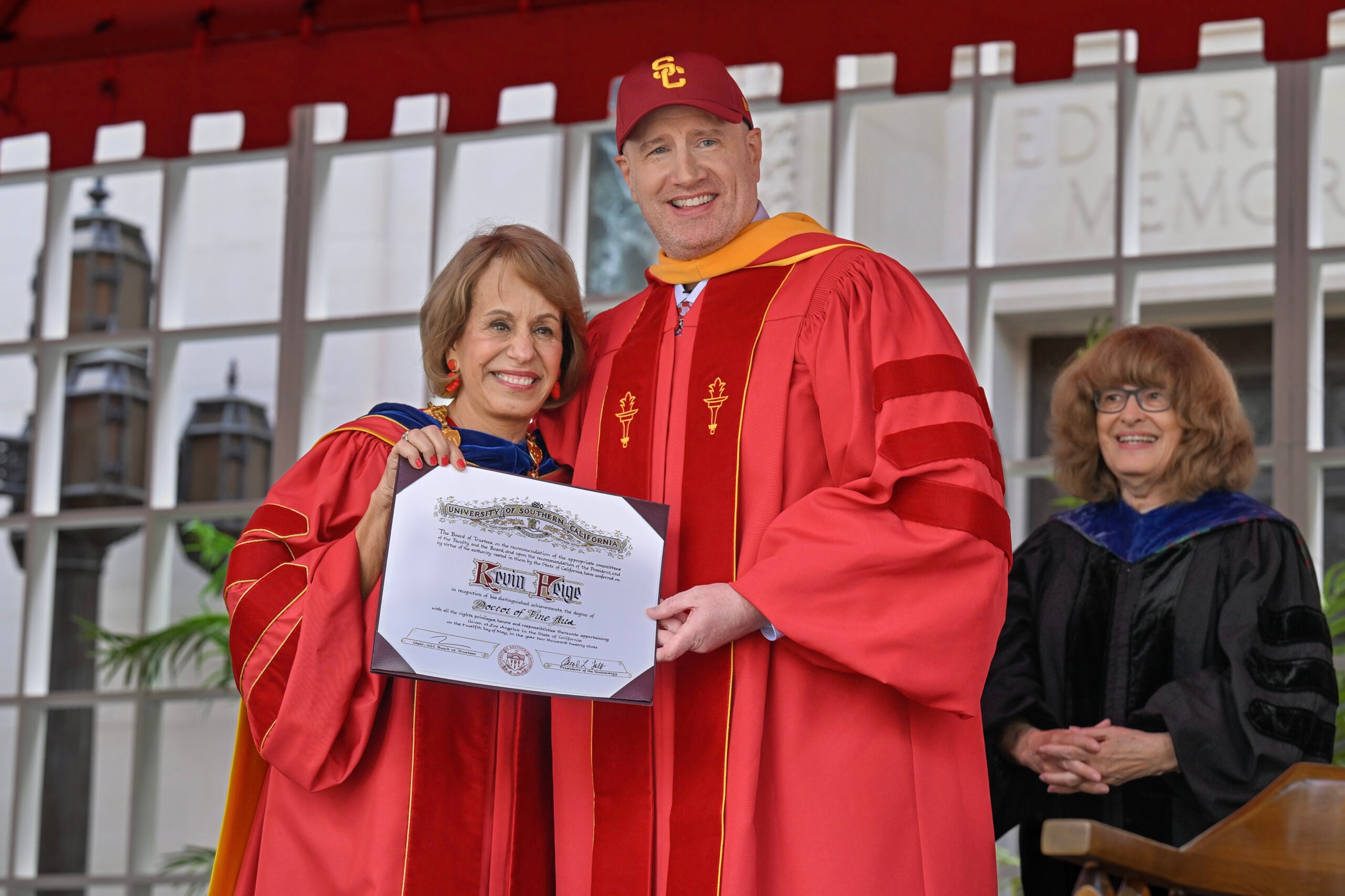Marvel Studio boss Kevin Feige is presented with a doctor of fine arts by USC President Carol L. Folt during the 140th commencement ceremony at the University of Southern California, May 12, 2023. (Photo/Gus Ruelas)