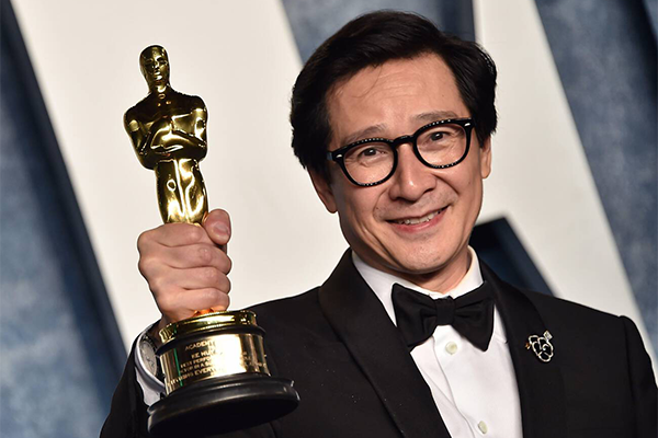 USC alumnus Ke Huy Quan holds his Academy Award.