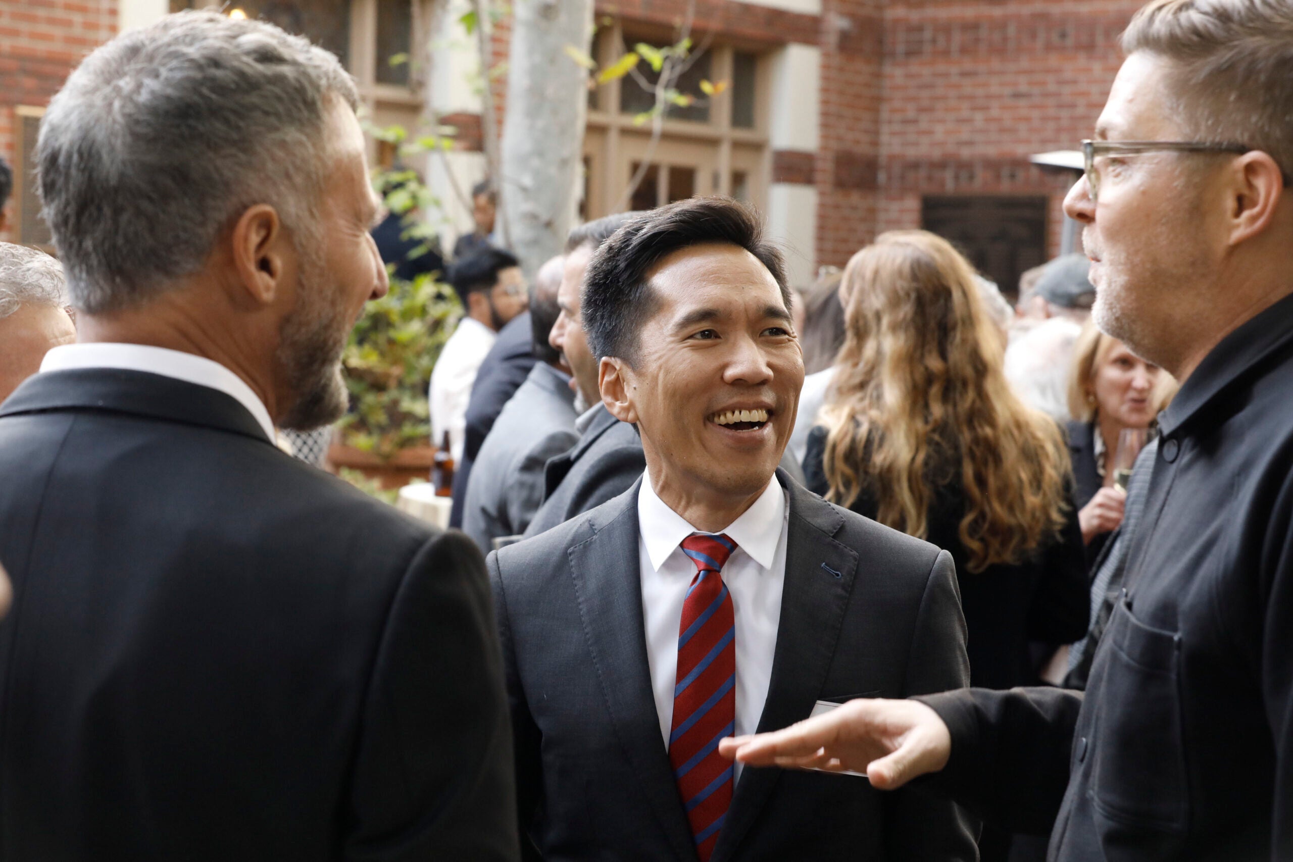 Beong-Soo Kim speaks with faculty